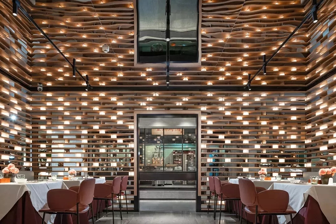 星巴克大鸭梨烤鸭店以全新的餐饮空间设计，冲破品牌桎梏，重塑品牌形象