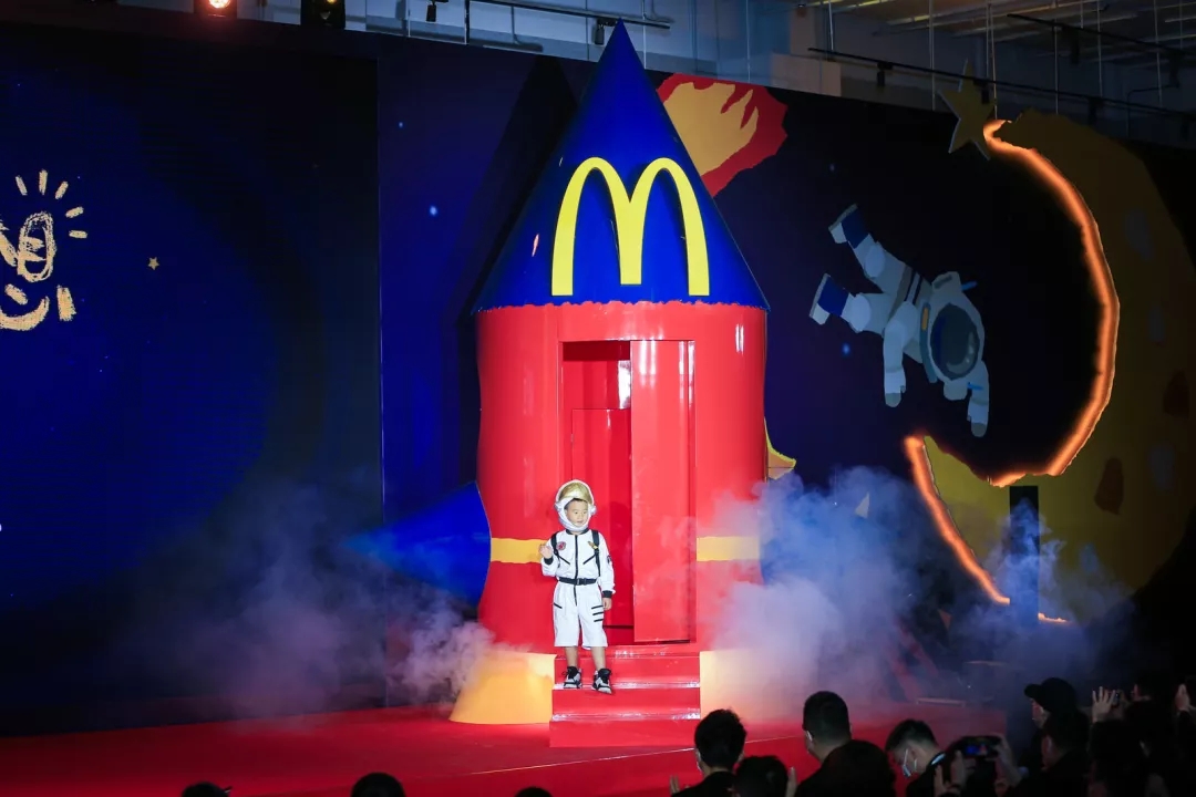 星巴克麦当劳中国为孩子“点亮梦想”，带你上天！